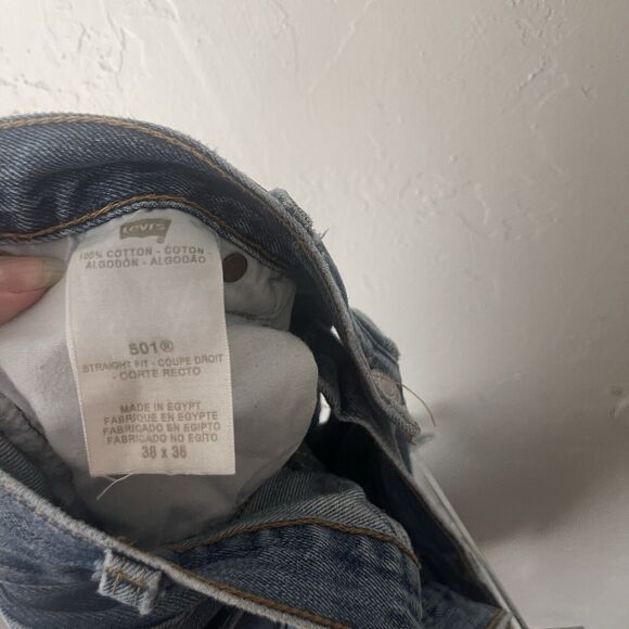 Levi's 501 Mens Size 38 X 36 Light Wash Button Fly 100 Cotton Straight Leg Jeans - Picture 8 of 10